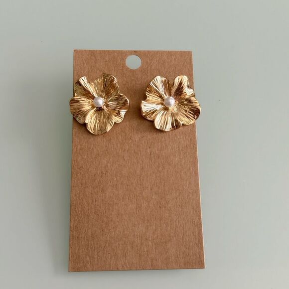 Gold Floral Stud Earrings A1075 - Picture 2 of 4